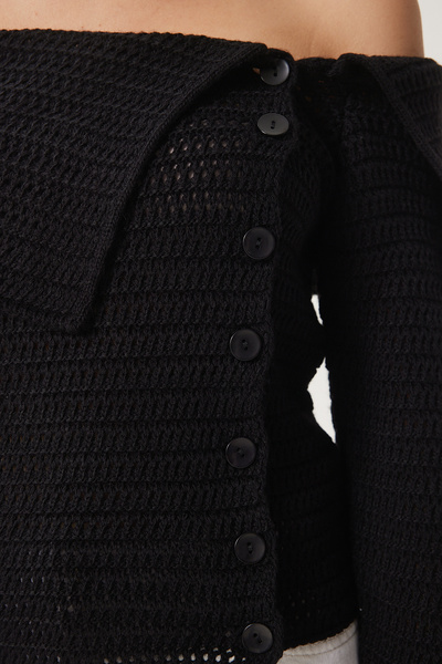 Happiness İstanbul Γυναικεία πλεκτή μπλούζα με μαύρα κουμπιά με χαμηλό γιακά Carmen FN03377