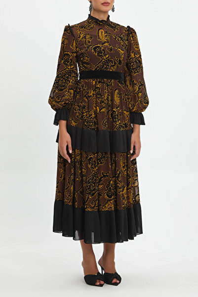 SERPİL Kadife Detay Desenli Belden Kemerli Etek ve Kollar Fırfırlı Hakim Yaka...