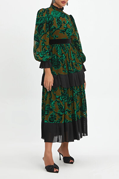 SERPİL Kadife Detay Desenli Belden Kemerli Etek ve Kollar Fırfırlı Hakim Yaka Uzun Yeşil Elbise 40335