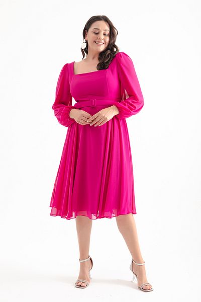 Lafaba Fuchsia Midi-Abendkleid aus Chiffon – Kleid in großer Größe mit quadratischem Kragen und Gürtel
