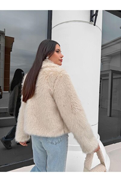 ESRAHELVACI Detaliu de fermoar din blană importată