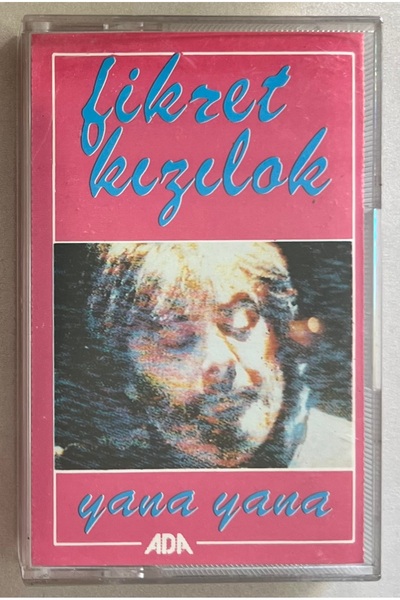 Ada Müzik شريط كاسيت مطبوع عليه كتاب فكيرت كيزليوك يانا يانا