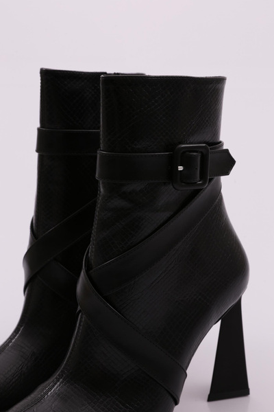 DGN Dámské kozačky na podpatku se špičatým řemínkem s křížovým řemínkem, černé vrásčité