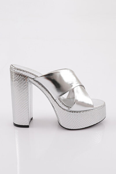 DGN 26 شبشب نسائي ذو شريط متقاطع ونعل سميك