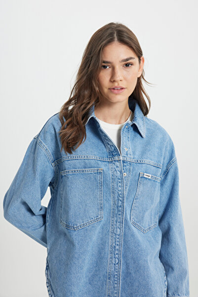 WRANGLER Relaxed Fit Geniş Kesim %100 Pamuk Kadın İndigo Cep Detaylı Jean Denim Kot Gömlek