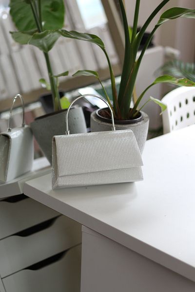 Moom Bag Γυναικεία βραδινή τσάντα με λευκή μεταλλική λαβή και καλυμμένη λαβή