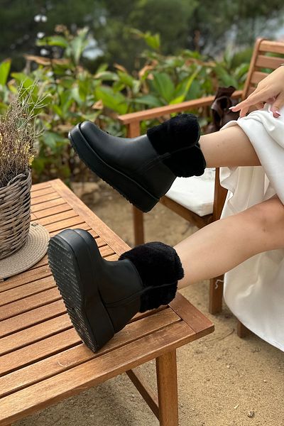 SHOEBELLAS Дамски ботуши Sasa с пухкава кожа и детайли в черно