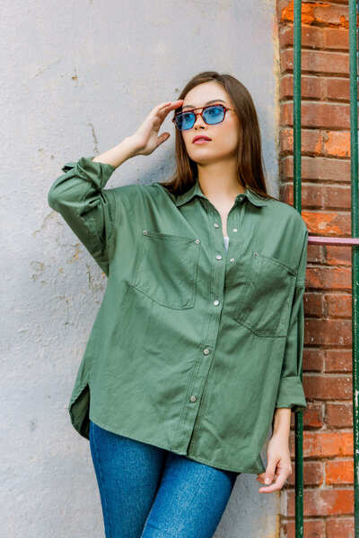 Maule Πράσινο 100% βαμβακερό γκαμπαρντίνα με διπλή τσέπη Γυναικείο οβάλ πουκάμισο εκτός ώμου @livorno