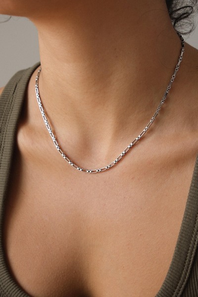 ByFlorya Jewelry صندوق قلادة بسلسلة مربعة مستطيلة من الفولاذ المقاوم للتشويه مقاس 2 مم