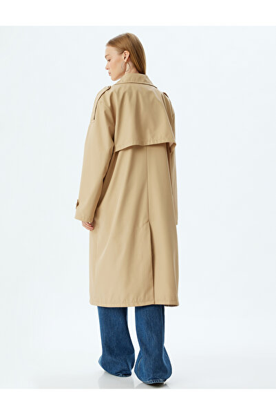 Koton Übergroßer Trenchcoat mit zweireihigem Kragen – mit Schulterklappen und geknöpften Taschendetails