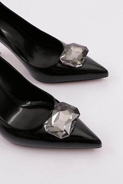 DGN Kadın Sivri Burun Parmak Dekolteli Büyük Kristal Taşlı Topuklu Ayakkabı Siyah Rugan 561421085