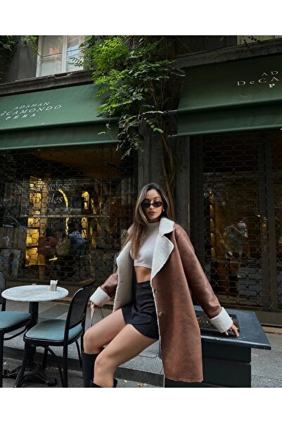 SONREİR Detail importovaného kabátu s dlouhou kapsou na knoflíky