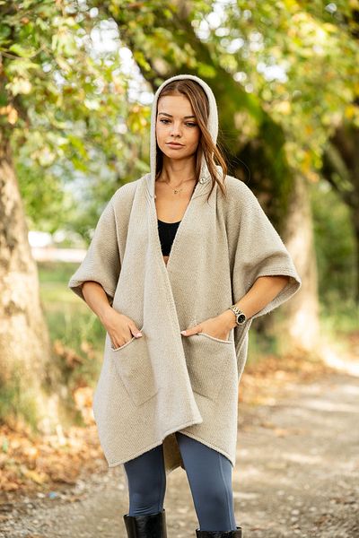 VerdeBlanco Cream Poncho - Hooded and Pocket Detail