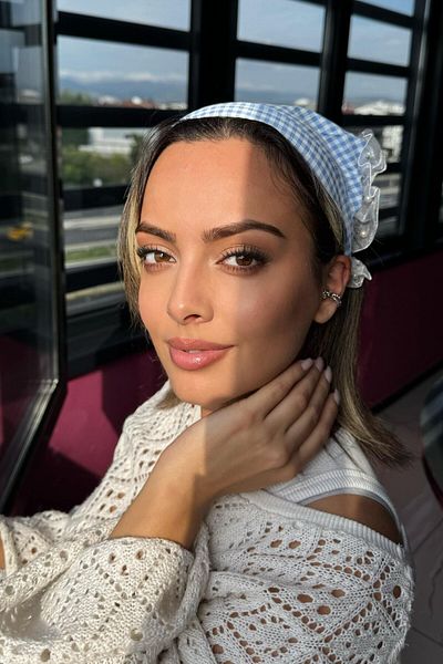 TAKIŞTIR وشاح أزرق اللون بتفاصيل تاج منقوش