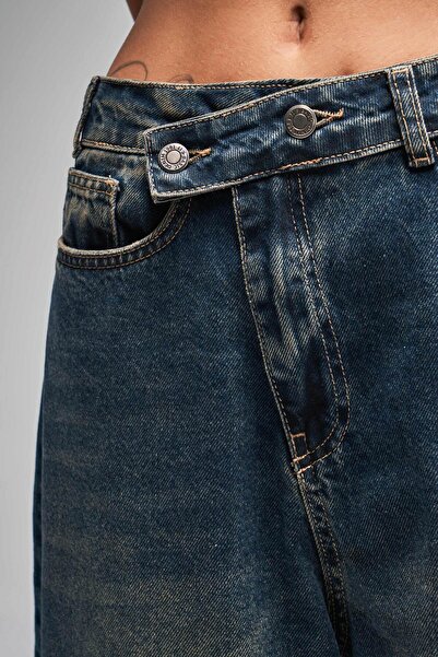 its basic Női sötét árnyalatú Mega Baggy Fit laza szabású farmer