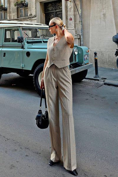 Swist Beigefarbenes, dunkles, kariertes Mini-Weste-Palazzo-Hose-gewebtes Damen-Oberteil-Set