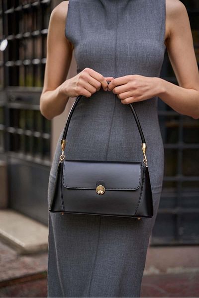 Madamra Schwarze Damen Umhängetasche im Retro-Lederlook mit Frontcover