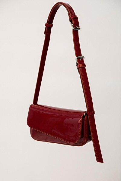 Madamra حقيبة كتف نسائية غير متماثلة من الجلد اللامع باللون العنابي