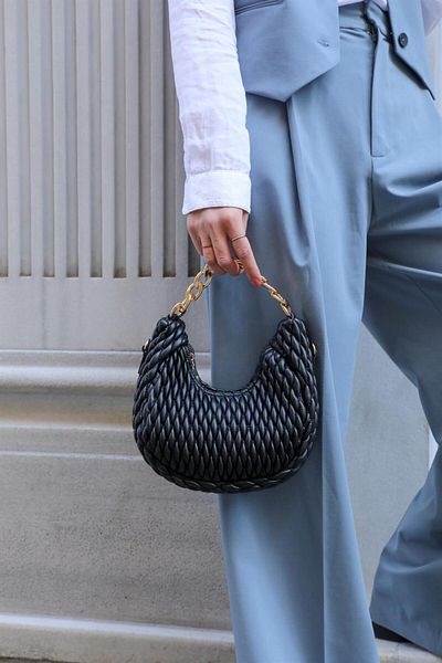 Madamra Schwarze Damen-Schultertasche mit gewebtem Kettenriemen