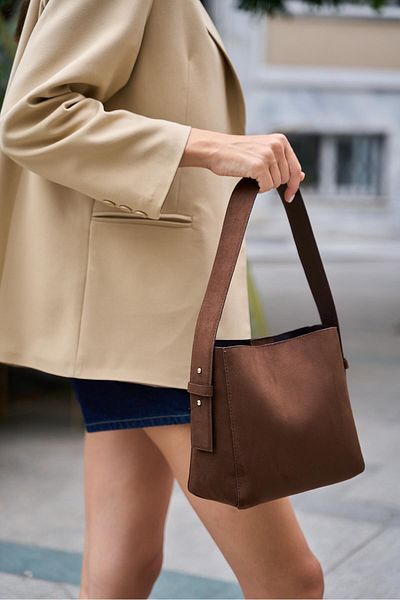 Madamra Braune Damen-Schultertasche aus weichem Leder mit verstellbarem Riemen aus Wildleder