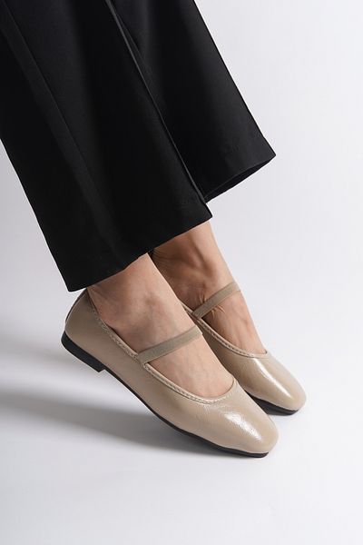 Capone Outfitters Damen-Ballerinas aus faltigem Lackleder in Beige
