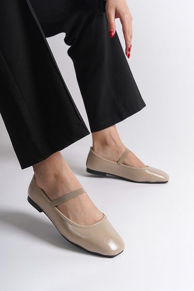 Capone Outfitters Damen-Ballerinas aus faltigem Lackleder in Beige