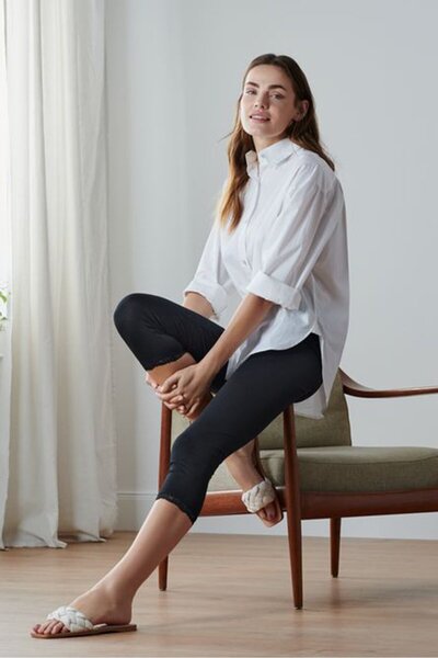 Tchibo بنطال ضيق من الدانتيل للنساء بقصة 3/4، أسود