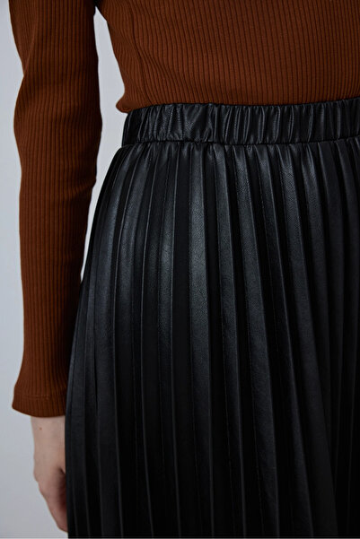 Gusto Black Leather Pleated Skirt