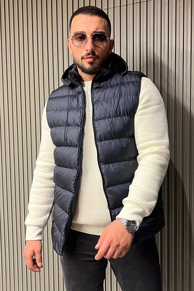 MİSHAR İTALİA Мъжки пухен елек с качулка в тъмносин цвят