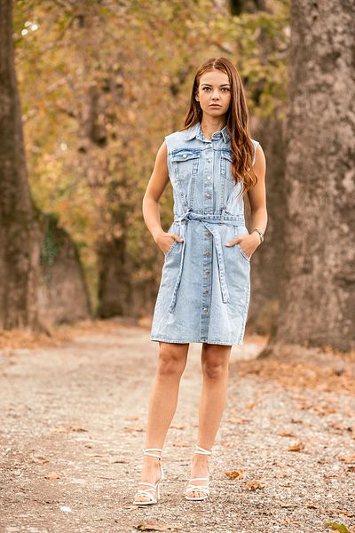 VerdeBlanco Rochie din denim albastru deschis - guler cămașă, buzunar detaliat și nasturi