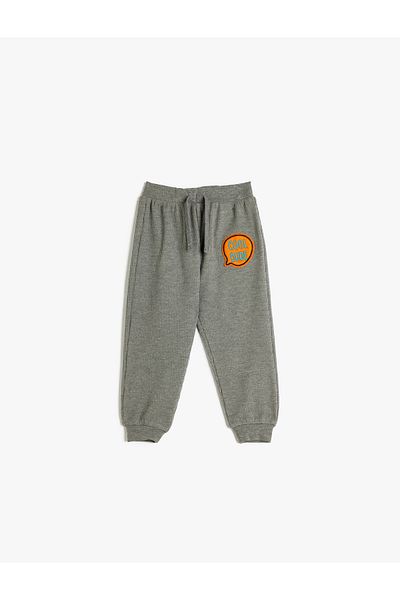 Koton Basic Sweatpants με ανάγλυφη γραβάτα μέσης με λεπτομέρεια απλικέ