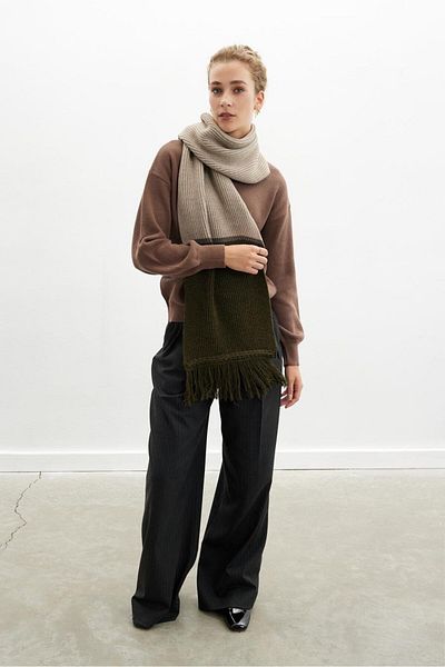 Peraluna SORREL SCARF Eșarfă de tricotaj pentru femei cu ciucuri cu dungi - Maro Lăptos
