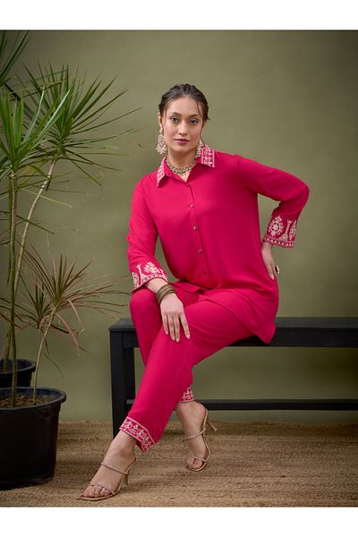 Sassafras By Styli قميص بياقة مطرزة وأكمام طويلة وبنطلون منسق