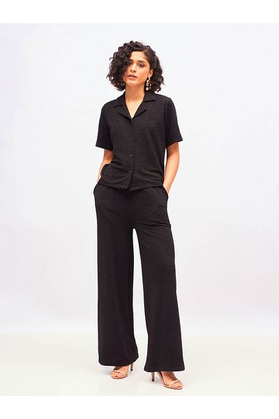 Sassafras By Styli قميص محبوك منسوج بياقة مدببة وبنطلون مزين بدبابيس