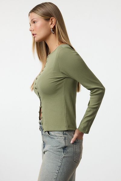 Trendyol Collection Ελαστική πλεκτή μπλούζα χακί με ραβδώσεις - λαιμόκοψη με κουμπιά TWOAW25BZ00030