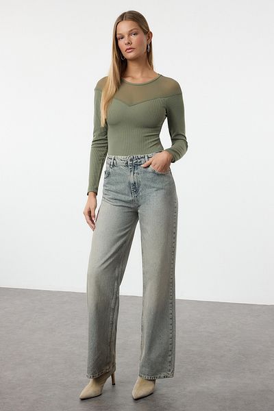 Trendyol Collection Flexibler, gerippter Khaki-Body – Tülldetail mit Druckknopfverschluss, Herzkragen TWOAW24BD00019