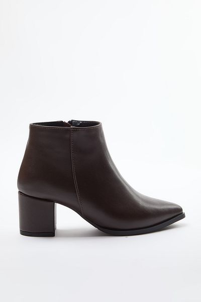 TRENDYOL SHOES Dunkelbraune Damen-Stiefeletten – Reißverschluss und Blockabsatz TAKAW25BO00010
