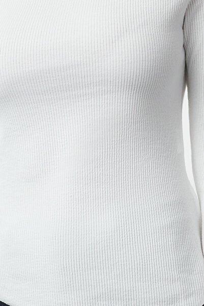 Trendyol Collection Ecru pletená halenka s dlouhým rukávem a asymetrickým výstřihem na lodi TWOAW24BZ00393