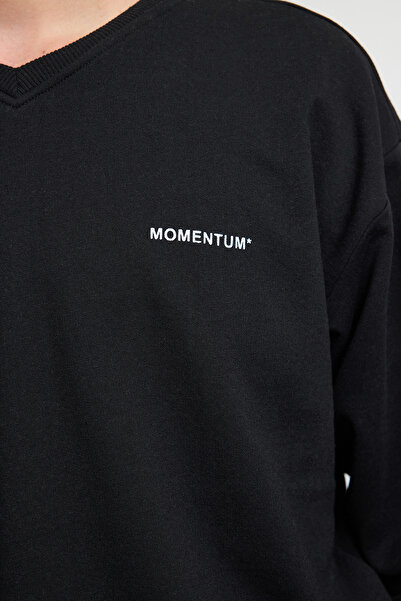 Trendyol Collection Černá unisex oversize/široký střih fleece uvnitř potištěná mikina s výstřihem do V Tmnaw25Sw00157