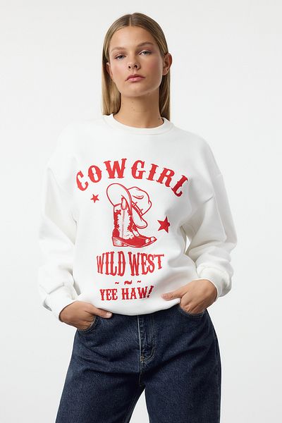 Trendyol Collection Плетен суитшърт с щампован полар в цвят екрю - обикновена кройка Twoaw25Sw00269