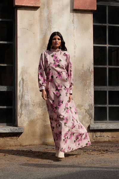 Trendyol Modest X AI Beige Blumenkleid mit abnehmbarem Cape-Detail TCTAW25DB00020
