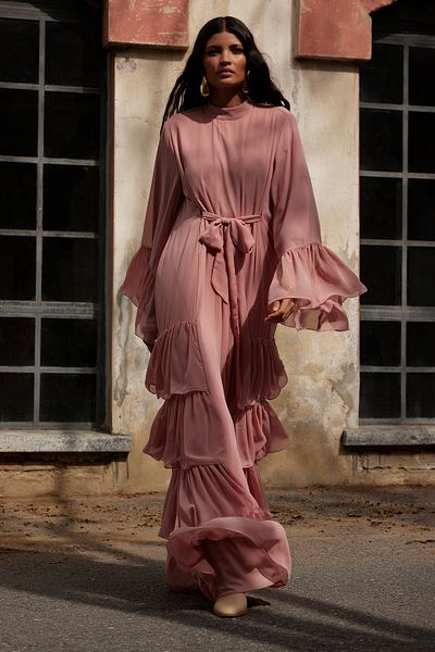 Trendyol Modest X AI Rosa Abendkleid mit Rüschen und Schärpe TCTAW25DB00021