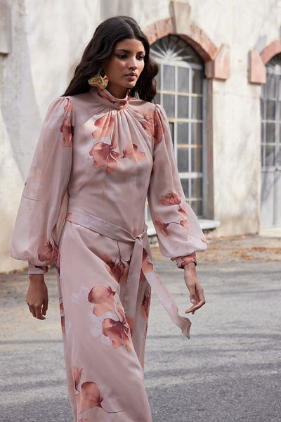 Trendyol Modest X AI Powder Blumendruck-Kleid mit Gürtel TCTAW25EB00125