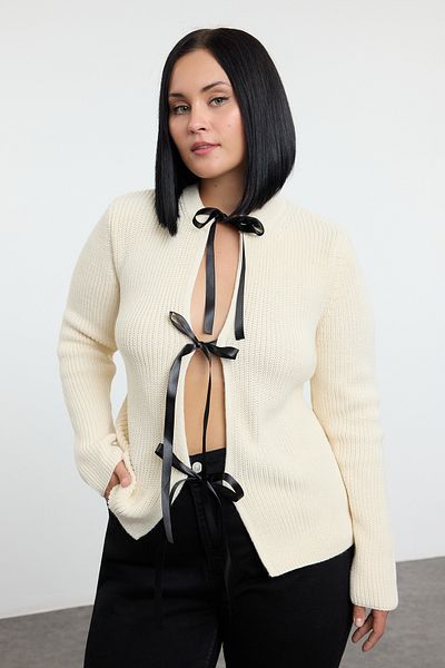 Trendyol Curve Crop-Strickjacke mit Rundhalsausschnitt und Band – TBBAW25AV00021