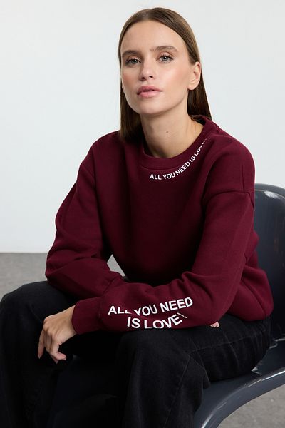 Trendyol Collection Hanorac tricotat cu interior gros din fleece bordeaux - imprimat cu slogan, croială obișnuită TWOAW25SW00177