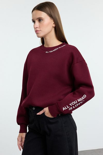 Trendyol Collection Hanorac tricotat cu interior gros din fleece bordeaux - imprimat cu slogan, croială obișnuită TWOAW25SW00177