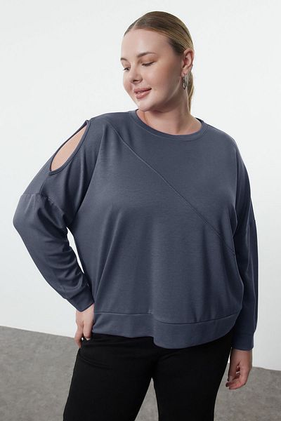 Trendyol Curve Sivý výstrih a detail prešívania Regular Fit Tenká mäkká mikina s extra veľkosťou Tbbaw25Ao00003