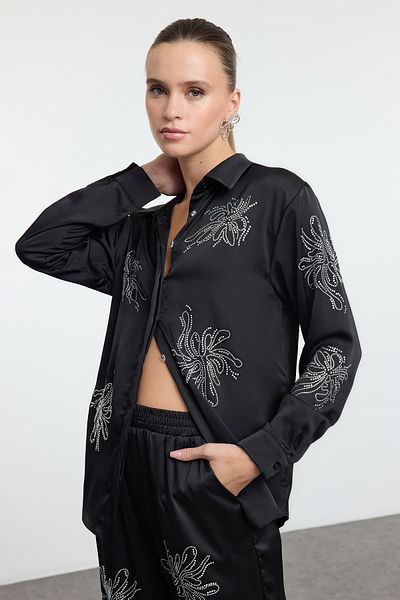 Trendyol Collection Cămașă neagră din țesătură din satin cu imprimeu cu pietre strălucitoare TPRAW25GO00002