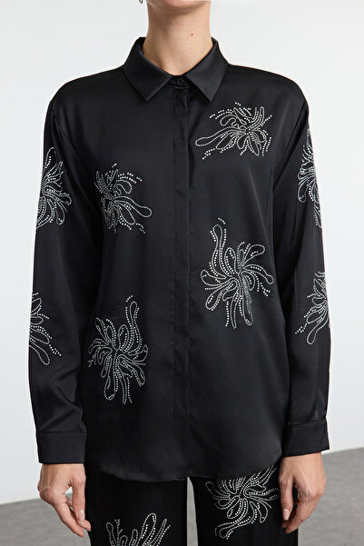 Trendyol Collection Saténová tkaná košile s černým lesklým kamenem Tpraw25Go00002