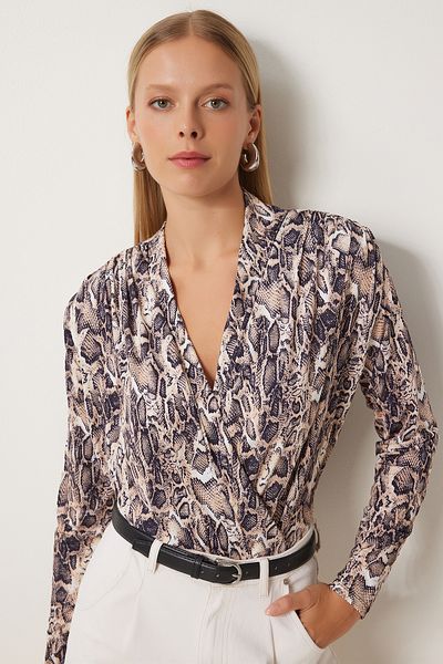 Happiness İstanbul Beige-schwarze, wattierte Sandy-Bluse mit Schlangenmuster – Wickelkragen ZH00041